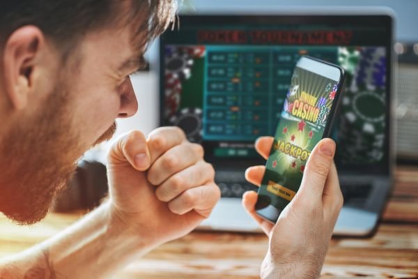 66Fortune Lottery APP — Myanmar ကစားသူများ Mobile ဖြင့် Lottery ဂိမ်းကစားနေသောမြင်ကွင်း