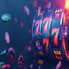 90-Ball Bingo ဂိမ်းကွင်း — ရိုးရာ Bingo ကတ်ပြားနှင့် ဂဏန်းဘောလုံး ဒရမ်မြင်ကွင်း